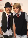 Cole Sprouse e Dylan Sprouse (Zack e Cody Gemêos a Bordo)